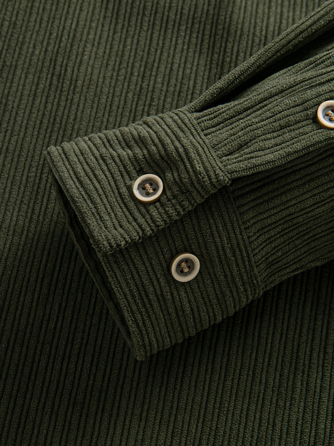 Chemise à manches longues en velours côtelé avec poche et boutons